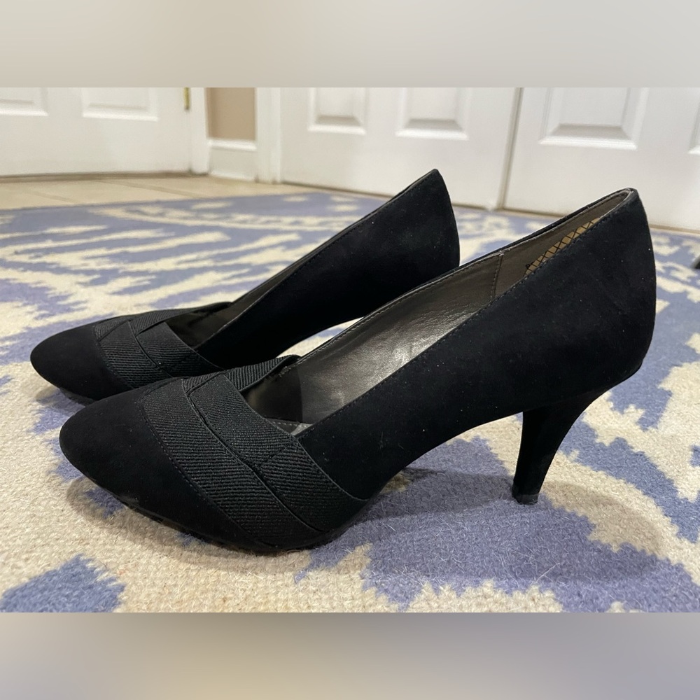 Bandolino Classic Black Suede Heels - Picture 1 of 7